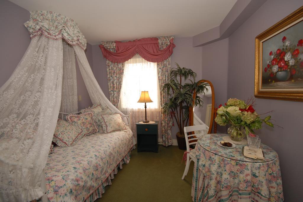 Humboldt House Bed & Breakfast Виктория Номер фото