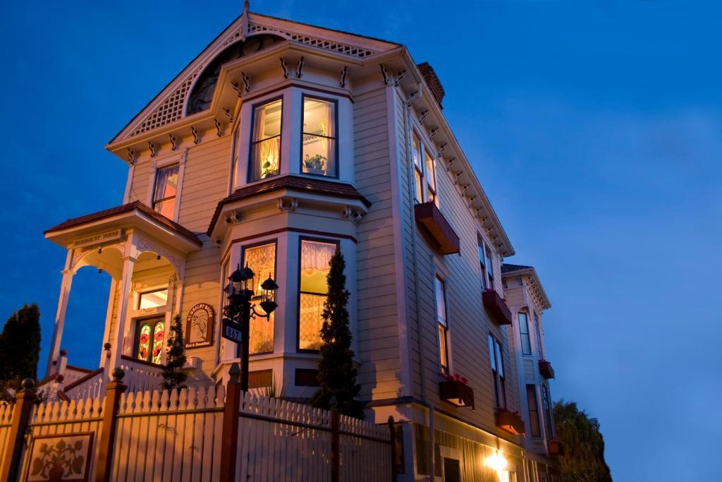 Humboldt House Bed & Breakfast Виктория Экстерьер фото