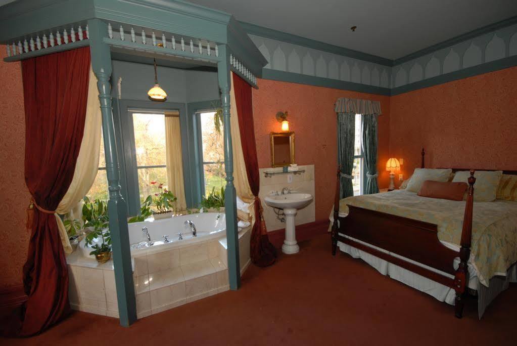 Humboldt House Bed & Breakfast Виктория Экстерьер фото