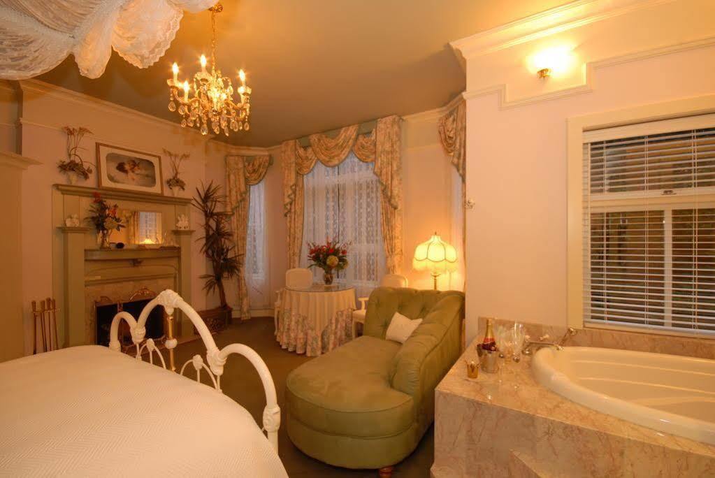 Humboldt House Bed & Breakfast Виктория Экстерьер фото